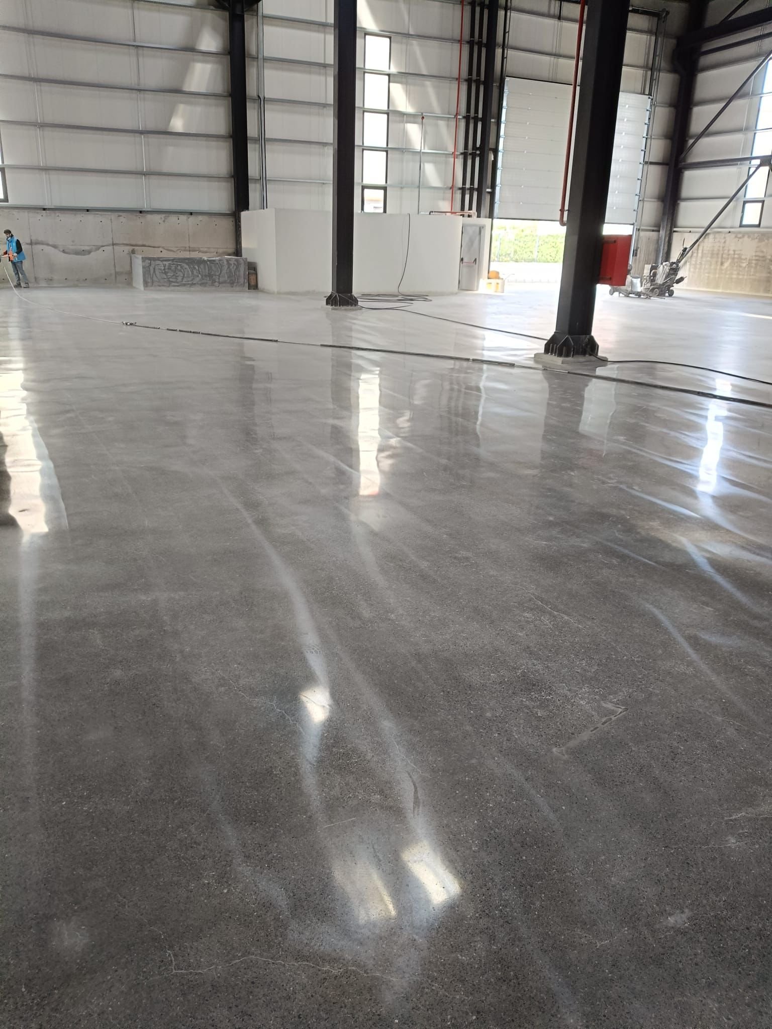 Kiray İnşaat tarafından başarıyla tamamlanmış perdahlı beton zemin projesi - Modern tasarım